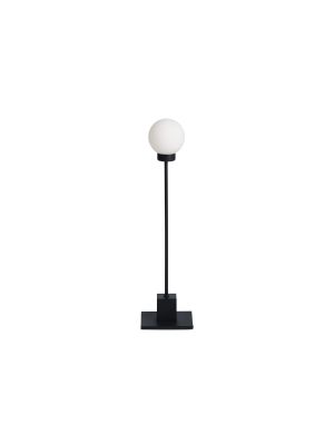 Weiße Snowball Tischleuchte von Northern mit schwarzem Fuß und Stab. Moderne LED Lampe.